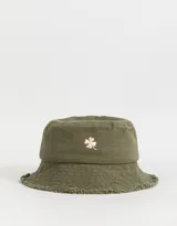 Piluso verde militar de denim con ala corta y bordado de un trébol de cuatro hojas en color rosa. El borde del ala está desflecado.