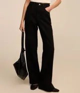 Pantalón negro de sarga con corte años 90, tiro alto, pierna recta y strass aplicados en la parte delantera.