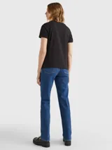 Remera negra de algodón con cuello redondo y logo de Tommy Hilfiger bordado en el pecho.