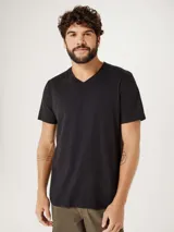 Camiseta de manga corta color rojo con cuello en V.