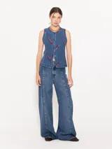 Pantalón de jean azul de corte wide leg y tiro medio.