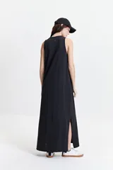 Vestido largo marrón con escote redondo estilo musculosa.