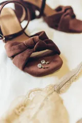 Sandalia de terciopelo verde con taco cuadrado de 7 cm, punta cuadrada y tiras anchas anudadas en el empeine. Cuenta con una tira fina ajustable al tobillo con hebilla dorada.