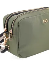 Bandolera rectangular color verde oliva, de tela acolchada con logo metálico de la marca. Tiene correa textil regulable a rayas horizontales en blanco, negro y gris.