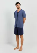 Conjunto de pijama para hombre, compuesto por una camisa de manga corta con botones y cuello en V, y un short.