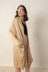 Túnica italiana de satén de seda color beige, de corte suelto con bolsillos laterales.