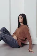 Sweater color crema de tejido de punto trenzado, con cuello redondo y corte holgado.