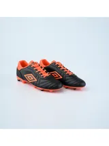 Championes de fútbol Umbro Touch FG, color blanco con detalles en naranja.