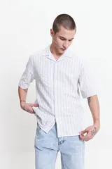 Camisa de manga corta a rayas con textura y fit regular.
