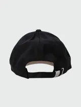 Gorra negra de algodón con visera curva y logo bordado en el frente.
