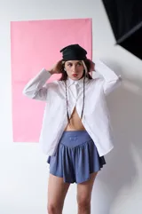 Short deportivo gris con cintura elástica y detalle de volados laterales.