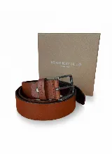 Cinto de cuero color marrón con hebilla metálica plateada.