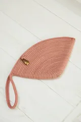 Sobre de mano color beige, confeccionado en soga de algodón trenzada, con forma irregular y cierre con broche de bronce.