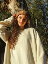 Gorro de lana celeste tejido en punto con dobladillo y parche de cuero con logo en el frente.