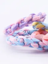 Set de cuatro coleros de pelo con trenzado multicolor y cuentas de plástico.