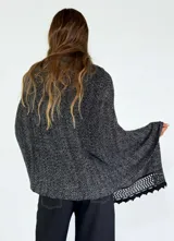 Pashmina azul con diseño calado en los bordes.