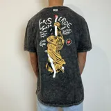 Remera gris con efecto acid wash y estampa en la espalda de una figura femenina sosteniendo una manzana.