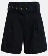 Short negro de sarga con cintura alta, trabillas, cierre con botón y cremallera, bolsillos, pliegues delanteros y cinturón con hebilla de corazón.