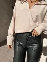 Buzo color rosa claro de tela Aspen con cuello polo y cierre parcial.