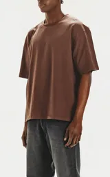 Remerón de algodón premium color marrón chocolate, con corte extra oversize, hombros caídos y cuello redondo rib al tono.