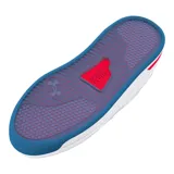 Zapatillas urbanas blancas con detalles en azul y rojo en la suela, y perforaciones en la puntera y laterales.