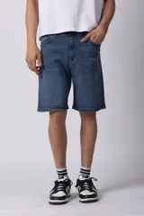 Bermuda de jean azul de corte regular con bolsillos delanteros y traseros.