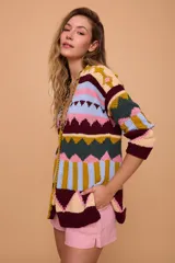 Saco de algodón tejido a mano con jacquard, silueta holgada, escote en V y manga larga. Largo por debajo de la cola con terminaciones con bordado.