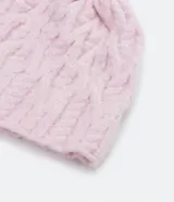 Gorro de lana tejido color rosa claro con textura de trenzas.