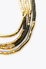 Collar de múltiples hilos dorados y negros con piezas tubulares combinadas y cierre con mosquetón.