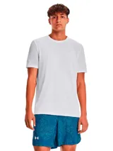 Remera deportiva gris jaspeado de corte clásico, con cuello redondo y mangas cortas. Confeccionada con tejido de punto transpirable y tecnología seamless para mayor comodidad.