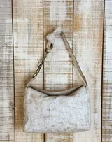 Cartera tipo bolso de mano color beige con textura símil piel de cocodrilo. Tiene correa corta de hombro con eslabones dorados.