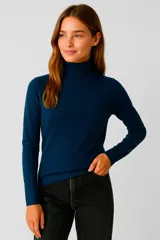 Polera de tejido acrílico color marrón, de manga larga y cuello tortuga.