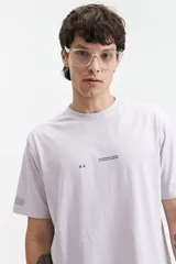 Remera lila de manga corta con cuello redondo y estampado pequeño en el pecho.