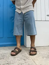 Bermuda de jean celeste, corte ancho a la rodilla, estilo baggy.