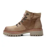 Bota casual color beige con detalle de textura símil piel de cocodrilo en los laterales, cordones y suela track.