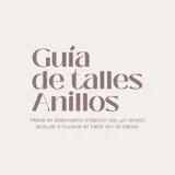 Anillo plateado con forma de corazón cubierto de circonias.