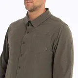 Camisa manga larga color verde oliva, confeccionada en poliéster y spandex. Cuenta con cuello camisero, cierre con botones, bolsillo en el pecho y protección solar UPF 50+.