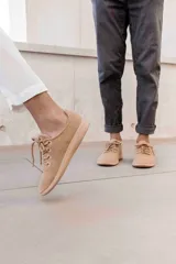 Zapatillas blancas de lana merino, diseño minimalista y atemporal, sin género y para todas las edades. Capellada y forro de lana merino, suela de EVA.
