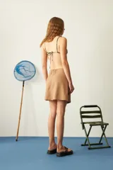 Minifalda marrón de tiro medio con detalle de piedras de colores en la parte superior.