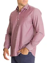 Camisa de manga larga color vino, confeccionada en Portugal con 85% algodón y 15% lana. Presenta cuello italiano, bolsillo en el pecho con logo bordado y calce regular.