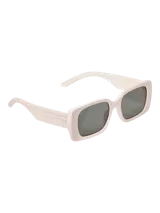 Lentes de sol rectangulares color crema con lentes grises.
