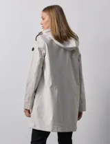 Gabardina impermeable negra, marca Weatherproof, con cierre central oculto y botones a presión. Tiene bolsillos delanteros con cierre, capucha no desmontable y forro interno de abrigo desmontable.