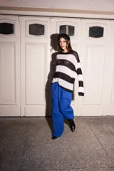 Sweater ligero bicolor con detalles a contratono y costuras tipo zigzag.