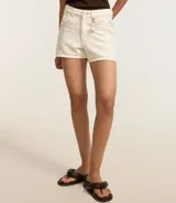 Short de mujer de corte regular en sarga de algodón, color blanco crudo, con cintura con trabillas, cierre de botón y cremallera, y bolsillos delanteros dobles. Incluye un colgante decorativo de caracola en el pasante del cinturón.