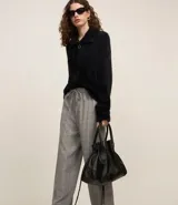 Cartera satchel mediana de PU color negro, con tirantes de ajuste en la abertura, llavero colgante de corazón y correa de hombro.