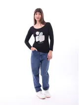 Remera negra de mangas largas con cuello redondo y estampado abstracto en tonos celeste, gris y blanco.
