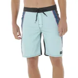 Bermuda de baño celeste con cintura negra y cordón ajustable. Presenta paneles laterales con diseño de rayas azul marino y rosa. Confeccionada con tejido reciclado Mirage Core y tecnología hidrofóbica de secado rápido.