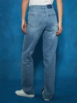 Jean de tiro alto, color negro, con corte recto y detalle de abertura con cierre en el bajo de la pierna.