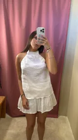 Top blanco de lino con cuello halter, elástico en los costados, espalda abierta y abotonado en el cuello.