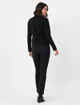 Campera de jean negra, marca Dash, con cuello solapa y abertura central con botones metálicos. Tiene bolsillos delanteros aplicados.